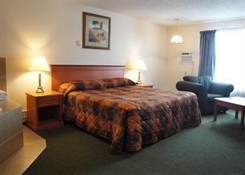 ECONO LODGE & SUITES3