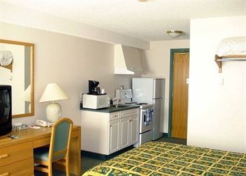 ECONO LODGE & SUITES2