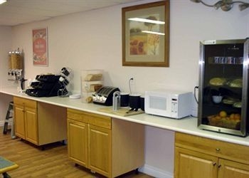 ECONO LODGE & SUITES1