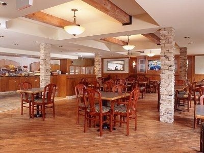Ramada Inn & Suites Canmore3