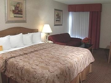 HOLIDAY INN PERRYSBURG-FRENCH QUARTER2