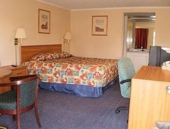 Knights Inn Toledo West2