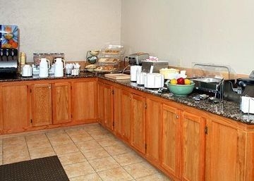 HOLIDAY INN EXPRESS DUMAS3