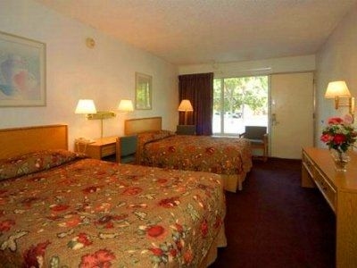 Econo Lodge Airport I-35 North1