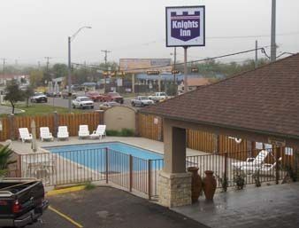 Knights Inn Eagle Pass4