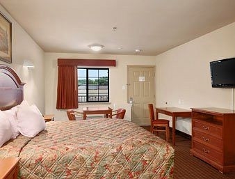 Days Inn and Suites Baytown4