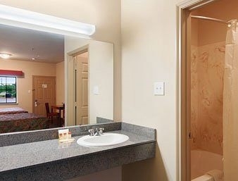 Days Inn and Suites Baytown1