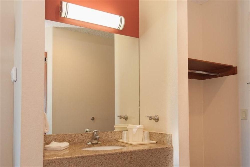 Red Roof Inn South3