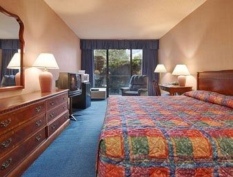 Days Inn Lynchburg at River Ridge Mall4