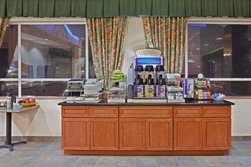Holiday Inn Express Hotel & Suites Seattle (Northgate Mall Area)1