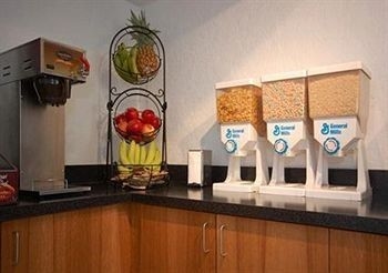 Econo Lodge & Suites4
