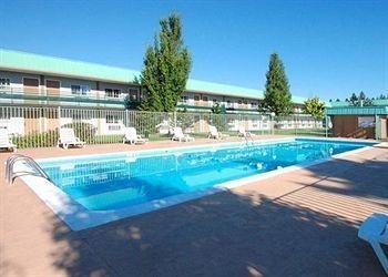 Econo Lodge & Suites2