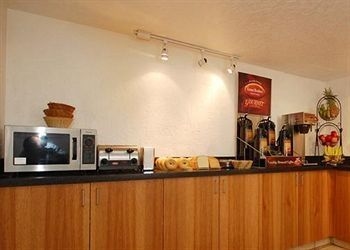 Econo Lodge & Suites3