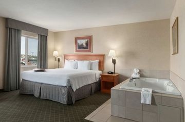 HAMPTON INN GILLETTE4