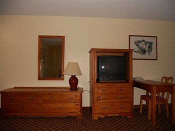 Hitching Post Inn0