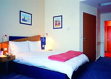 EXPRESS BY HOLIDAY INN3