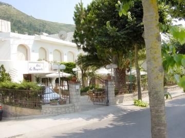 LA BOUGAINVILLE0