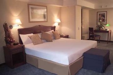 EMBASSY SUITES2