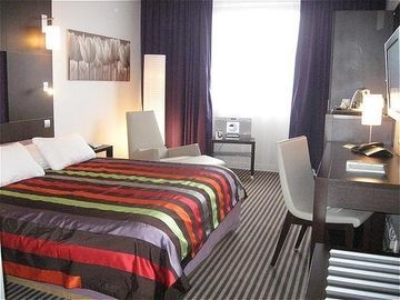 HOLIDAY INN1