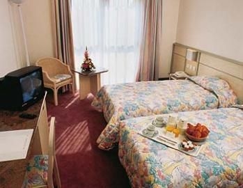 HOLIDAY INN1