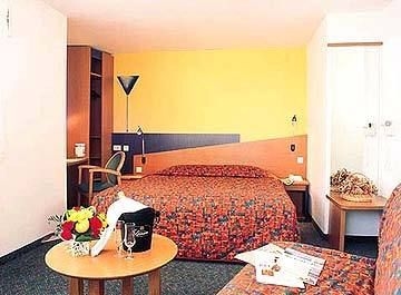 EXPRESS BY HOLIDAY INN1