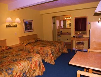 Econo Lodge3