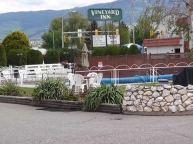 VINEYARD INN2