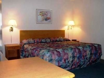 Econo Lodge Inn & Suites2