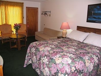 Seven Oakes Motel3