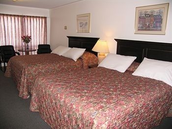 Seven Oakes Motel1