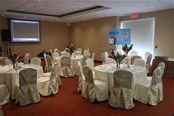 HOLIDAY INN EXPRESS HOTEL & SUITES MONTREAL AIRPORT2