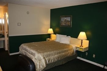 Northwoods Inn & Suites2