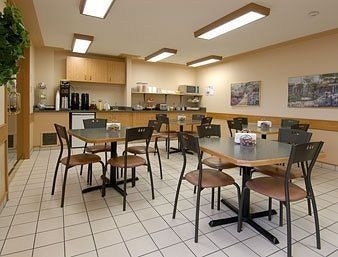 Super 8 Moose Jaw SK2