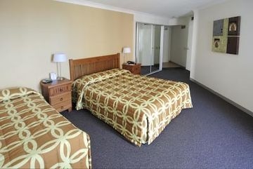 CENTRAL HILLSIDE (HOTEL ROOM)4