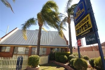 Country Pathfinder Motor Inn1
