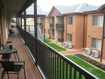 Collie Heights Motel & Apartments3