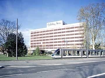 HOLIDAY INN0