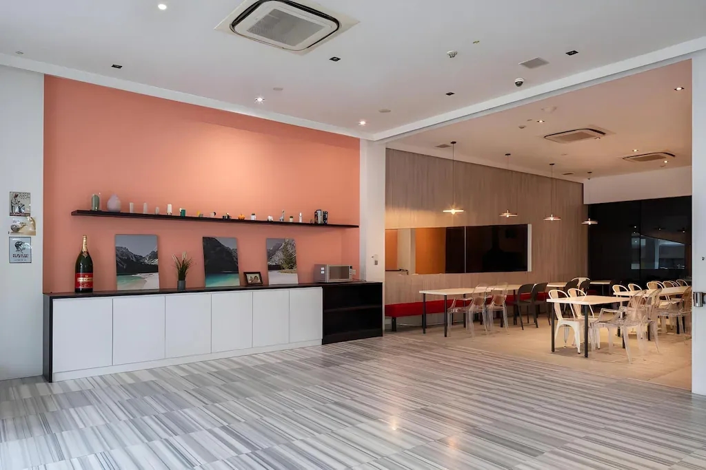 เอ โฮเทล ดิกสัน (A Hotel Dickson)0