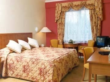 CARRIGALINE COURT3