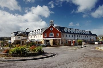 CARRIGALINE COURT0