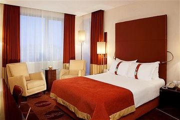 HOLIDAY INN1