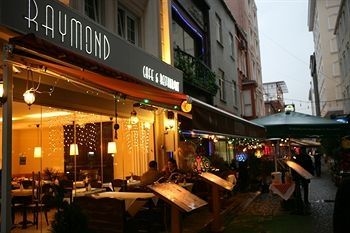 Raymond Hotel1