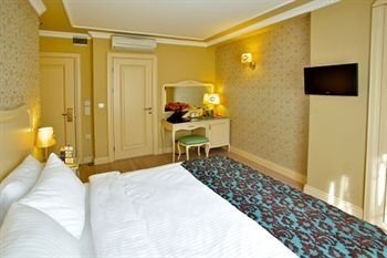Raymond Hotel2