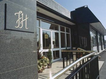 Flannery's Hotel0