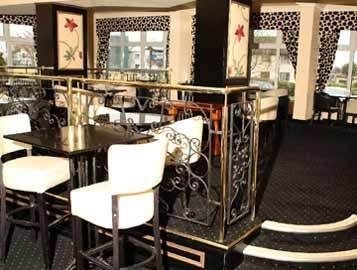 Flannery's Hotel3
