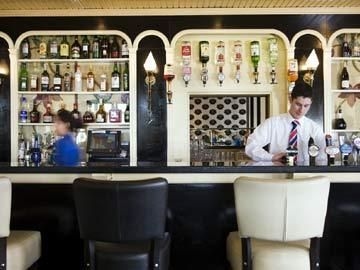 Flannery's Hotel2