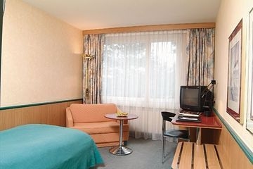 the guests' house0