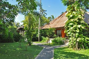 โรงแรมเลเกียน บีช (Legian Beach Hotel)0
