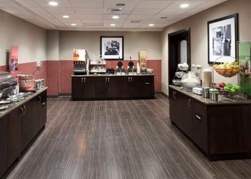 HAMPTON INN - SUITES PHOENIX N4