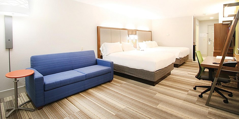 Holiday Inn Express and Suites Magnolia-Lake Columbia1